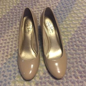 Nude heels (closet staple!) Size 7.5M